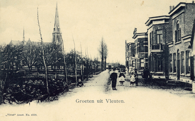 10542 Gezicht op de Dorpsstraat te Vleuten uit het noordwesten; met links de toren van de R.K. St. Willibrordkerk.N.B. ...